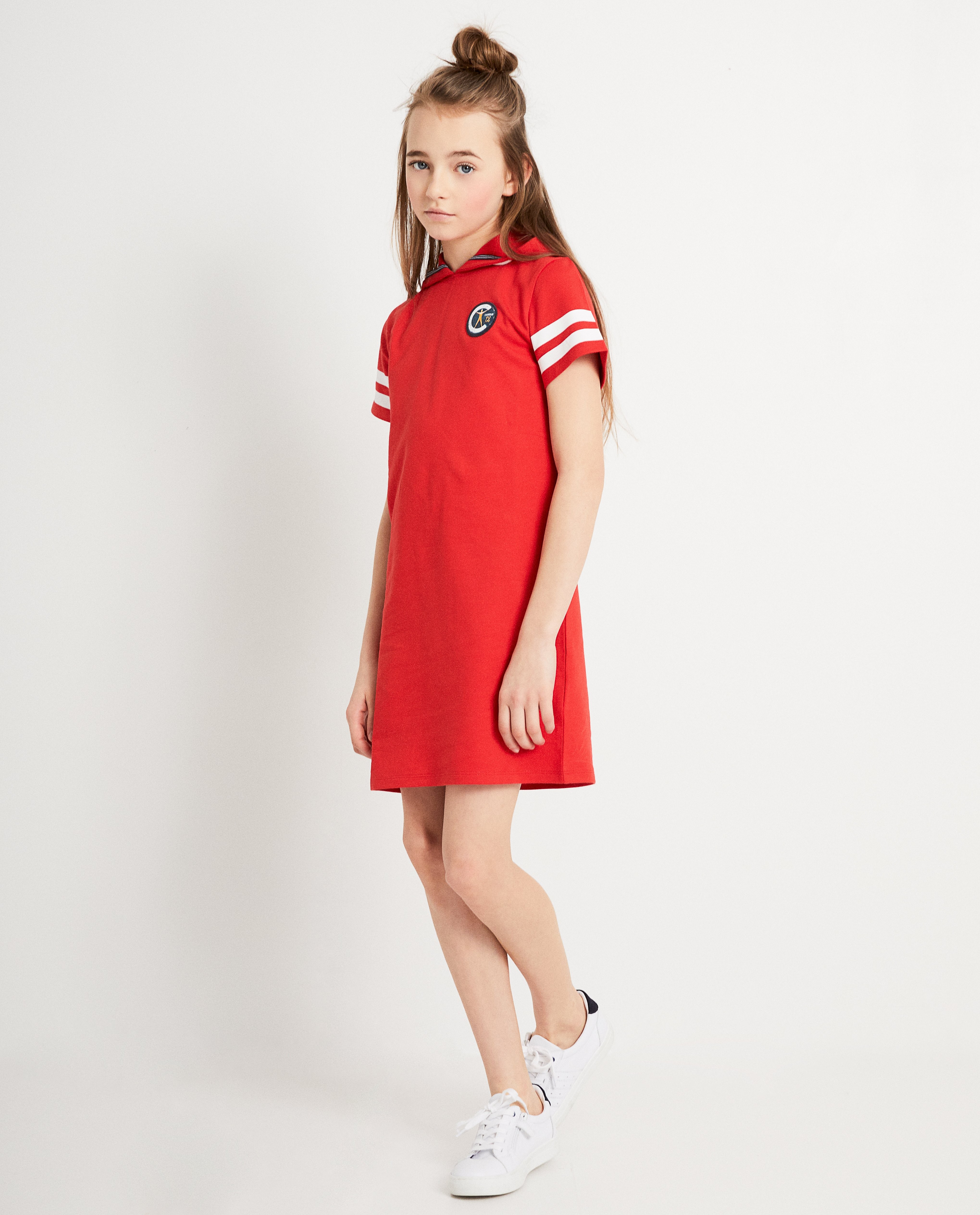 Rotes Kleid Mit Kapuze Campus 12