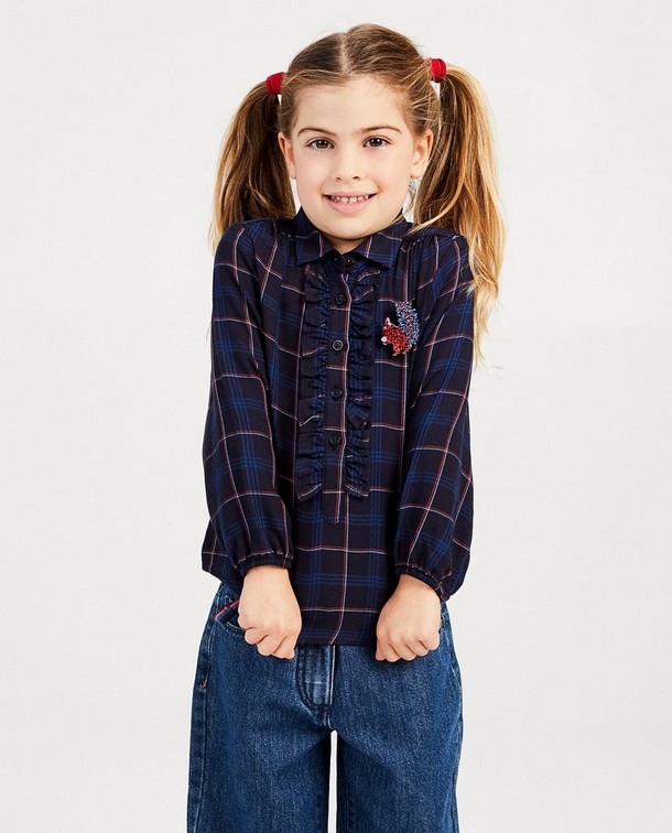 Un jean avec des jambes larges et une chemise à carreaux? Tendance sur le dessus Un jean avec des jambes larges et une chemise à carreaux? Tendance sur le dessus