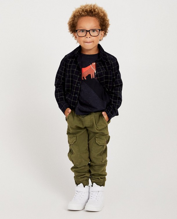 Carreaux et pantalons cargo, cool! Carreaux et pantalons cargo, cool!