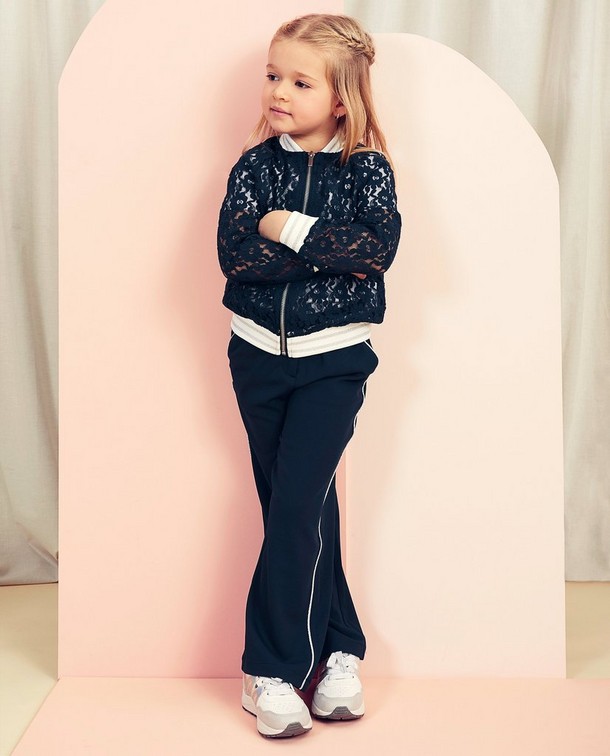 La dentelle donne une touche festive à votre tenue La dentelle donne une touche festive à votre tenue