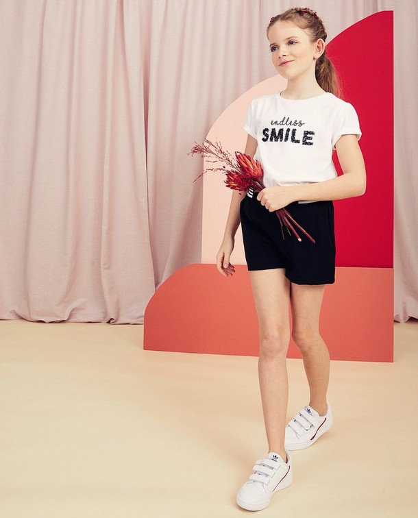 Votre tenue est complète avec un sourire Votre tenue est complète avec un sourire