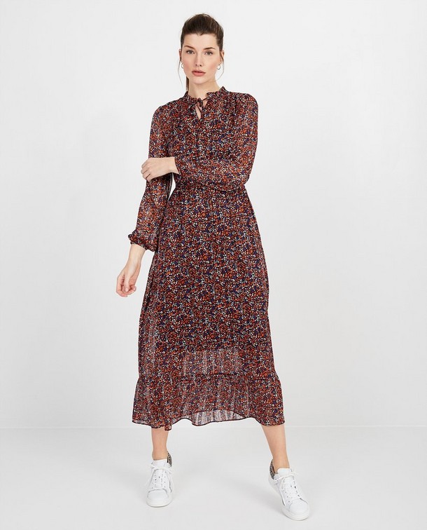 Een maxi-jurk in bloemenprint Een maxi-jurk in bloemenprint