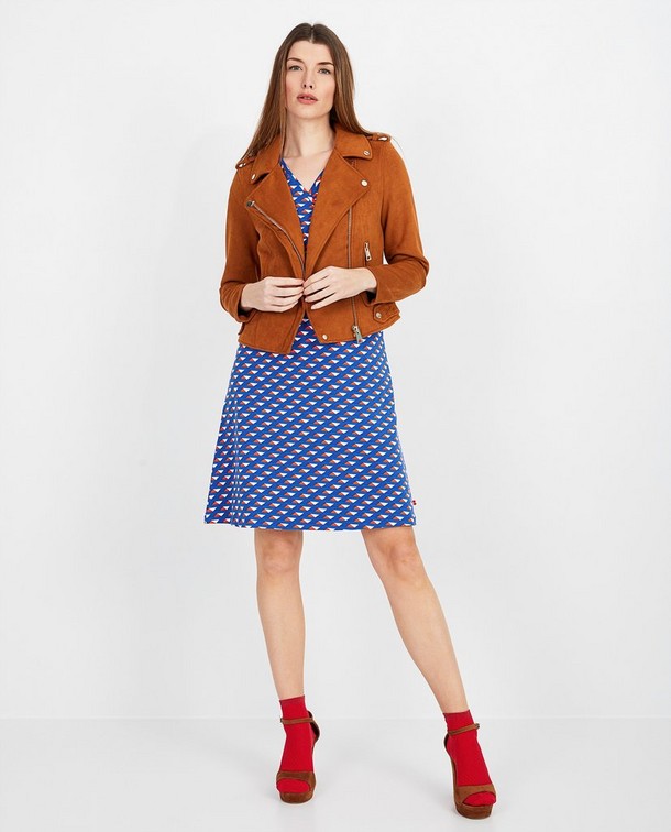 Trendy look met retro twist Trendy look met retro twist