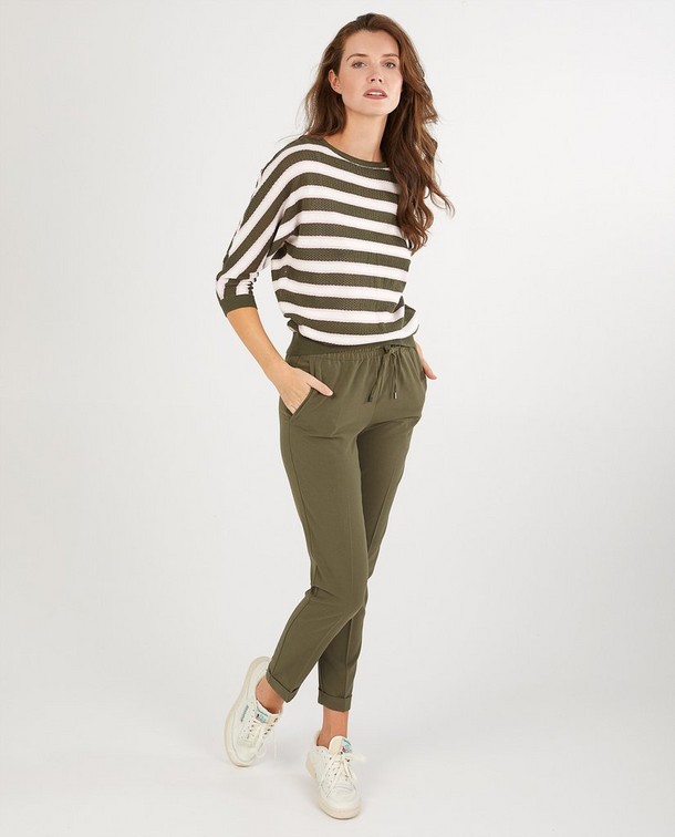 Un look féminin et sportif en vert Un look féminin et sportif en vert