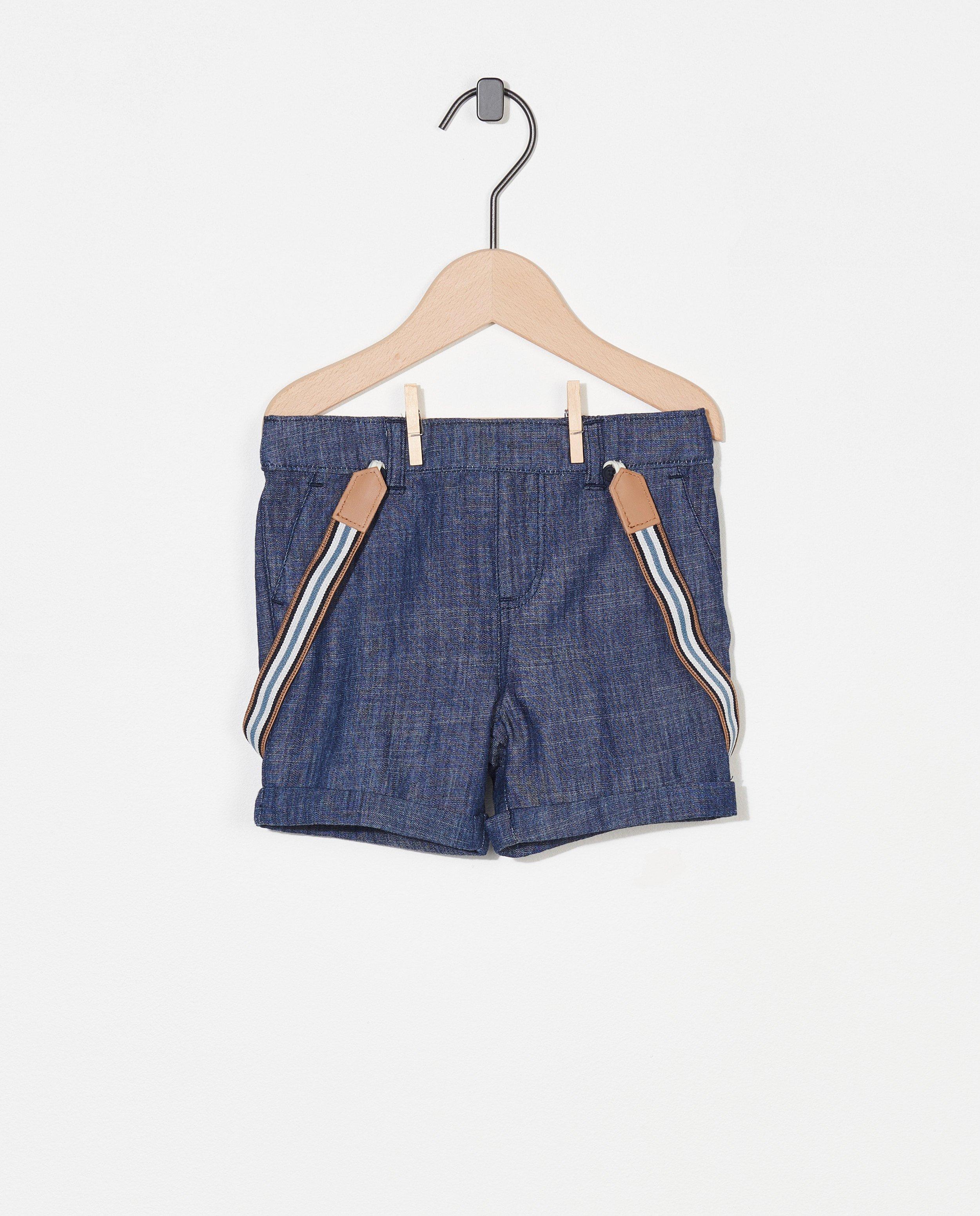 Blaue Bermudas mit Hosenträgern, festlich