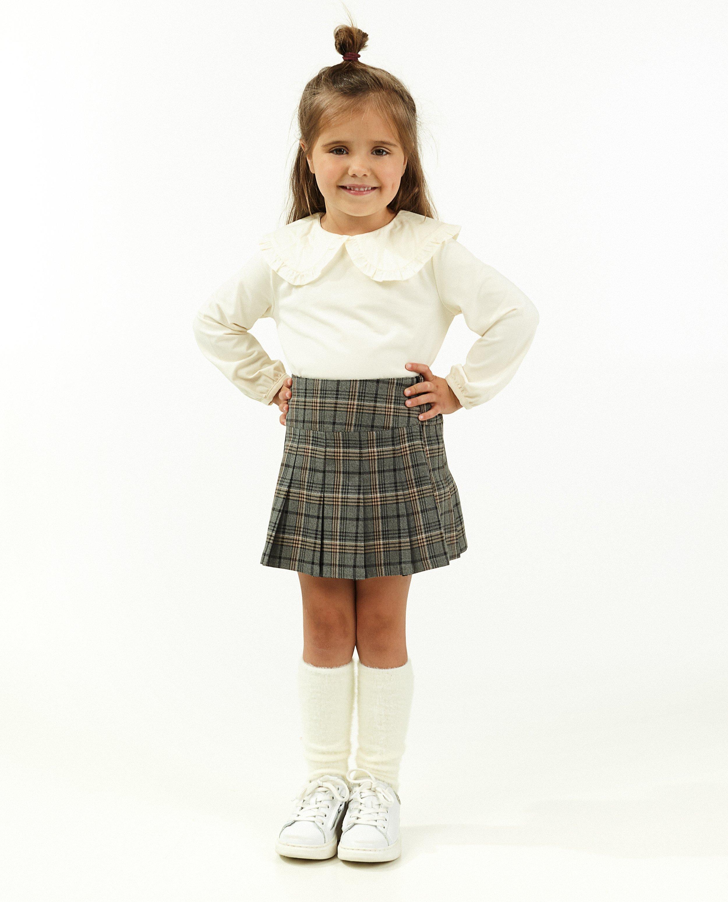 Grauer Faltenrock mit Karos