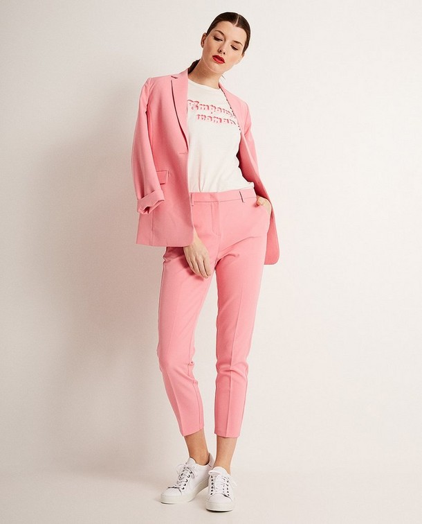 Un look power suit incroyable Un look power suit incroyable