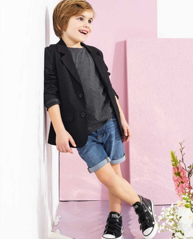 Élégant dans votre blazer noir ! Élégant dans votre blazer noir !