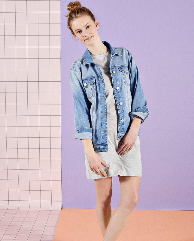 BCBG cool avec une robe ajustée et veste en jeans! BCBG cool avec une robe ajustée et veste en jeans!