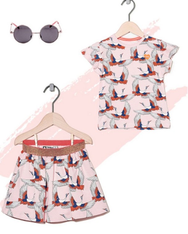 À combiner avec un short ou une jupe pour une tenue pink power décontractée ! À combiner avec un short ou une jupe pour une tenue pink power décontractée !