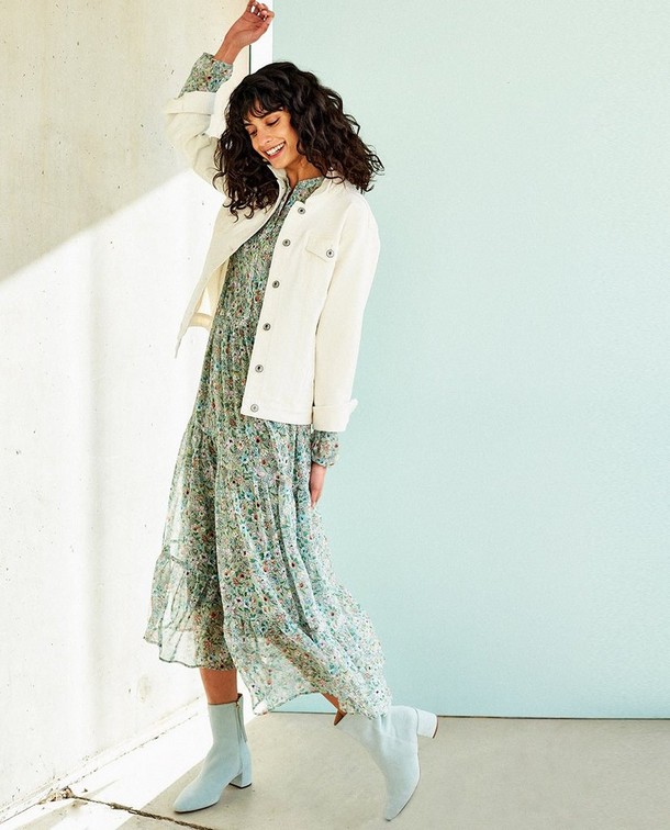 Stoere denimjas x bloemenjurk Stoere denimjas x bloemenjurk